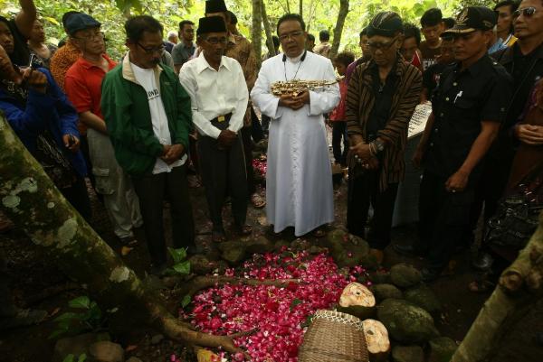 Doa lintas agama pada acara pemasangan nisan makam korban pembunuhan massal 1965 di Plumbon, Semarang, 1 Juni 2015. (Dok. Yunantyo Adi Setiawan).