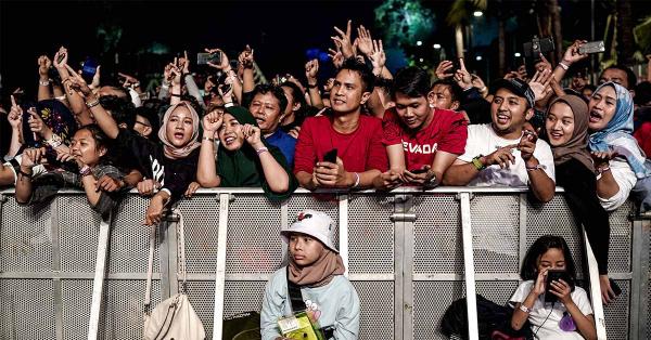 Ribuan fans Didi Kempot bernyanyi dan berjoget bersama tanpa henti bersama sang legenda campursari. (Fernando Randy/Historia).