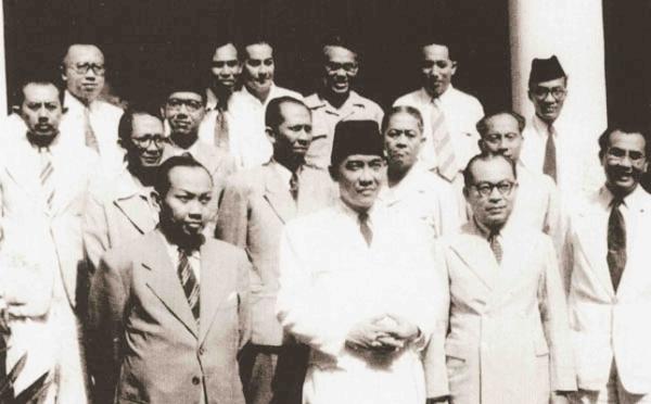 Kabinet Republik Indonesia Serikat. (Repro 30 Tahun Indonesia Merdeka 1945-1949).