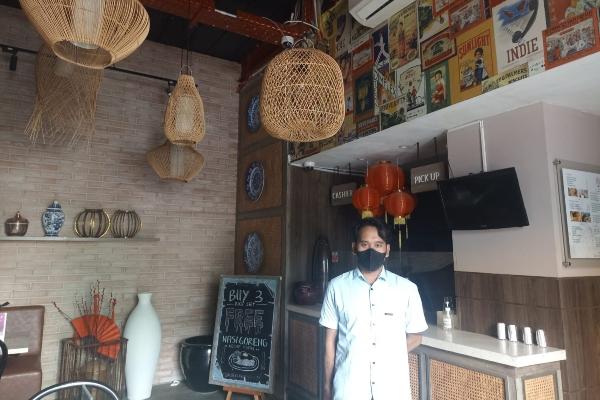 Rizka Randi (28), pegawai restoran Kapitan Lim. (Melan Eka Lisnawati/Historia.ID).