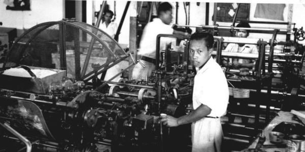 Pekerja di pabrik percetakan NIMEF. (Wikimedia Commons/Tropenmuseum).