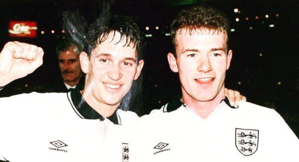 Alan Shearer (kanan) menjalani debutnya di timnas senior Inggris pada 1992. (Twitter @alanshearer).