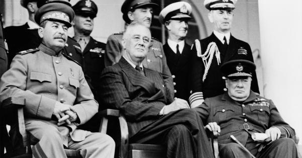 "The Big Three" di Konferensi Tehran, ki-ka: Joseph Vissarionovich Stalin, Franklin Delano Roosevelt, & Sir Winston Leonard Spencer-Churchill (Foto: Library of Congress)