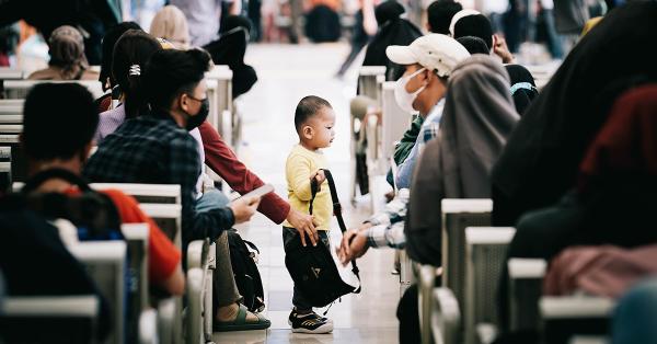 Seorang anak bermain di stasiun Senen saat momen mudik tahun ini. (Fernando Randy/Historia.id).