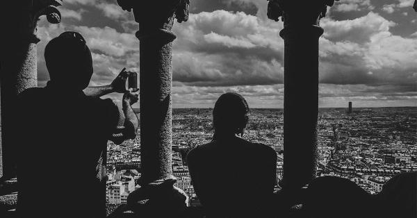 Para wisatawan mengambil foto kota Paris dari atas Sacre-Coeur Paris. (Fernando Randy/Historia).