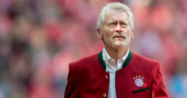 Gagal jadi pelatih, Paul Breitner beralih jadi komentator pertandingan sepakbola di televisi di masa senja. (fcbayern.com).