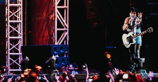 Dolores dengan gitar andalanya saat membawakan lagu-lagu The Cranberries. (Fernando Randy/Historia).