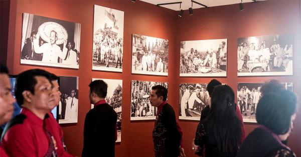 Pengunjung di antara foto-foto kunjungan Ho Chi Minh di Indonesia (Fernando Randy/Historia)