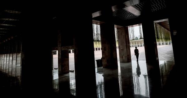 Seorang pengunjung saat berkunjung ke Masjid Istiqlal beberapa waktu. (Fernando Randy/Historia.id).