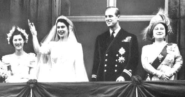 Elizabeth II menyapa rakyat Inggris pasca-prosesi pernikahan. (Repro Queen and Consort).