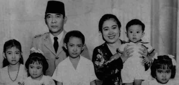 Sukarno dan Fatmawati bersama anak-anaknya. (Dok. Yayasan Bung Karno).