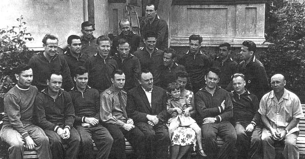 Yuri Gagarin (duduk, keempat dari kiri) di antara para calon kosmonot terpilih. (esa.int).