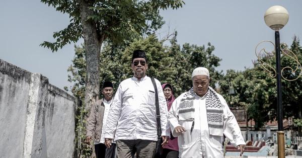 Rombongan Sultan Ahmad Sjah saat tiba di lokasi pemakaman di kota Cianjur. (Fernando Randy/Historia).