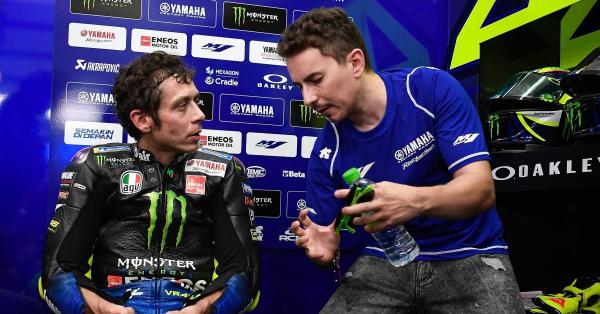 Jorge Lorenzo Guerrero (kanan) saat masih jadi rekan setim Valentino Rossi (motogp.com)