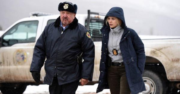 Agen FBI Jane Banner (kanan) yang dikirim seorang diri ke Wind River Reservation (The Weinstein Company)
