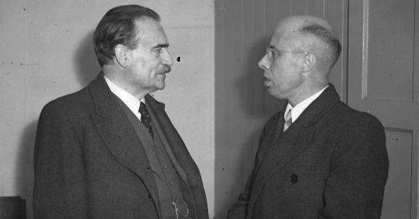 PM Belanda Willem Drees (kiri) & Wakil Tinggi Mahkota Louis Joseph Maria Beel. (nationaalarchief.nl).