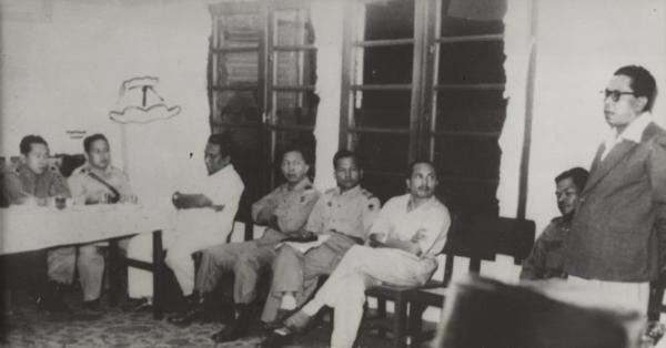 Kolonel Ahmad Husein (pojok kiri) dengan para petinggi Dewan Banteng, Desember 1956 (Foto: nationaalarchief.nl)