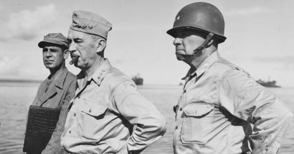 Letjen Walter Krueger (tengah) Panglima Tentara ke-6 AD Amerika. (navy.mil).