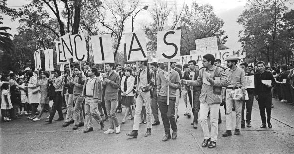 Massa mahasiswa yang berunjuk rasa sejak Juli dan Agustus 1968 (Wikipedia)