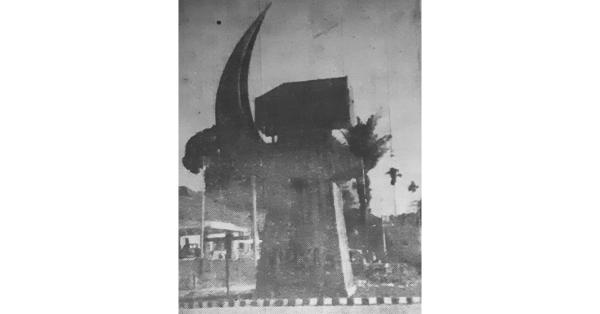 ​Tugu palu arit di Palembang. (Harian Rakjat, 9 Juni 1965).