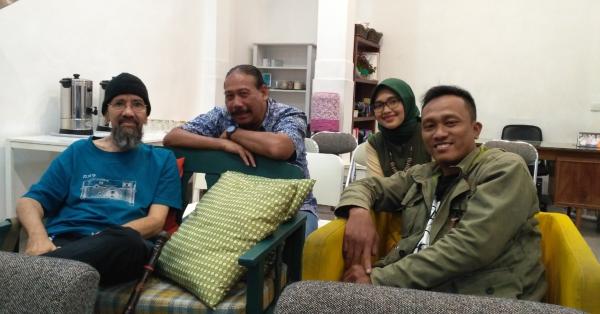 Tino Saroengallo (kiri) sosok yang memberi Yuda Kurniawan (kanan) beberapa footage penting untuk meramu "Nyanyian Akar Rumput" (Foto: Dok. Yuda Kurniawan/Rekam Docs)