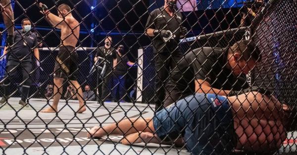 Khabib mengalahkan Gaethje lewat kuncian triangle choke di ronde kedua. (Instagram @ufc).