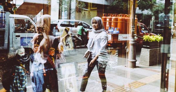 Pengunjung menikmati Braga di kota Bandung. (Fernando Randy/Historia).