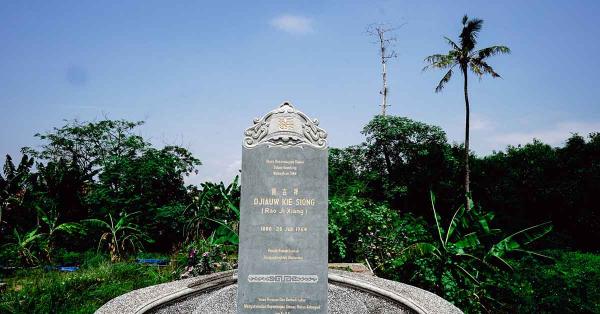 Makam Djiauw Kie Siong yang berada tak jauh dari rumah sejarah. (Fernando Randy/Historia.id).