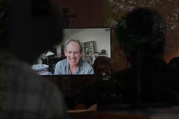 John Thayel Sidel, profesor dari Sir Patrick Giliam bidang Politik Internasional dan Perbandingan di London School of Economics (LSE), hadir secara virtual dalam peluncuran bukunya bertajuk "Republikanisme, Komunisme, Islam: Asal-usul Kosmopolitan Revolusioner di Asia Tenggara" di Outliar Cafe, Tangerang Selatan, 9 Juli 2024. Foto: Rusli/Historia.id.