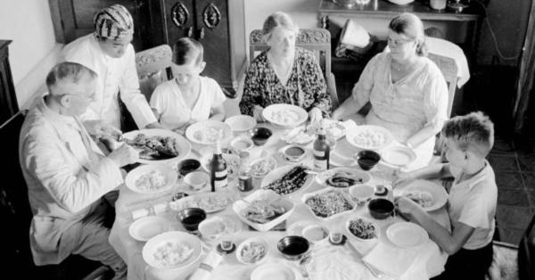 Sajian rijsttafel dengan aneka kuliner Nusantara di rumah sebuah keluarga Belanda di Bandung (Nationaal Museum van Wereldculturen)