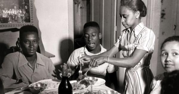 Pelé bersama sang ayah Dondinho dan ibunya Dona Celeste di suatu hari tahun 1958 (fifa.com)