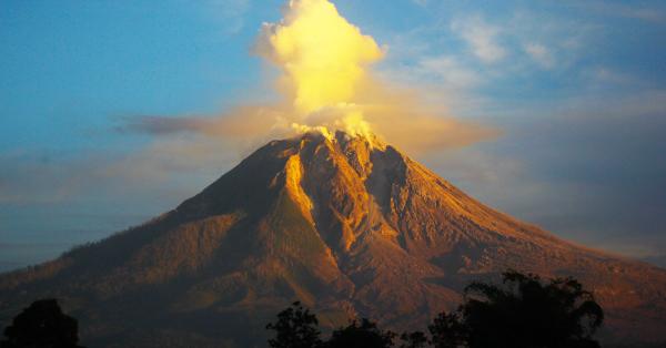 Asap Erupsi Gunung Sinabung di Pagi Hari. Foto: common wikimedia.