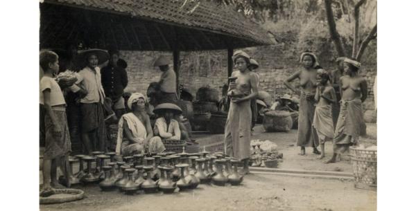 Pasar di Bali tahun 1935. (digitalcollections.universiteitleiden.nl).