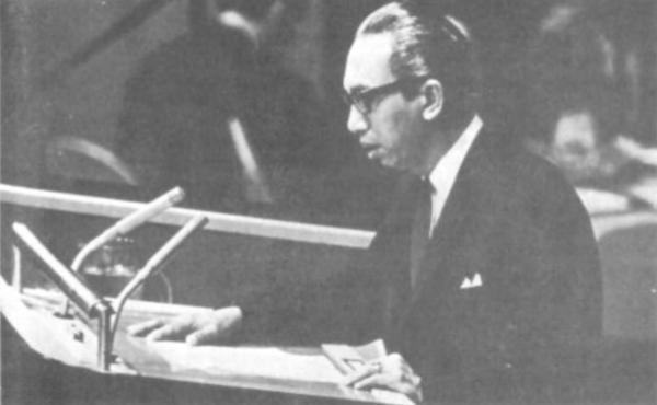 Menteri Luar Negeri Adam Malik menyampaikan pidato di PBB. (Repro 50 Th. Indonesia Merdeka).