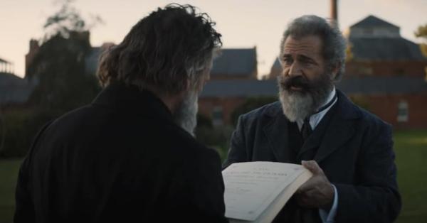 Mel Gibson (kanan) memainkan tokoh editor Kamus Besar Bahasa Inggris Oxford James Augustus Henry Murray. (Tangkapan layar Mola TV).
