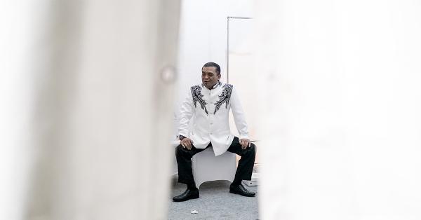 Didi Kempot saat menunggu giliran naik pentas di Senayan. (Fernando Randy/Historia).