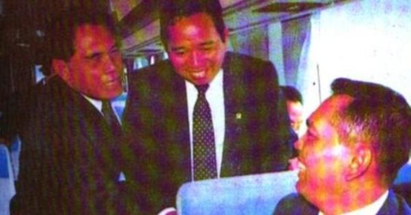 LB Moerdani (kiri) saat bercengkrama dengan Try Sutrisno (Dharmasena edisi No.3 tahun 1993)