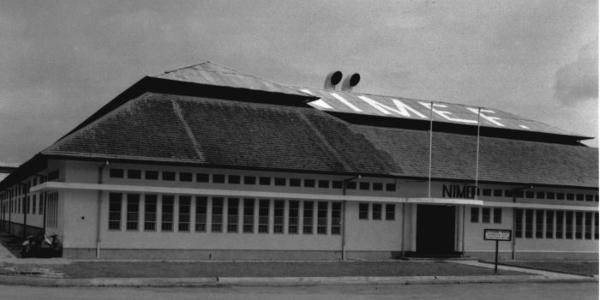 Pabrik percetakan NIMEF di Jakarta. (Wikimedia Commons/Tropenmuseum).