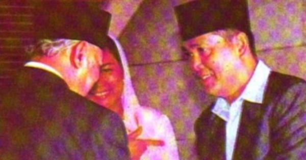Presiden Soeharto (kiri) bersama Wapres Try Sutrisno usai Salat Ied pada 27 Maret 1993 (Dharmasena, edisi no.3 tahun 1993)