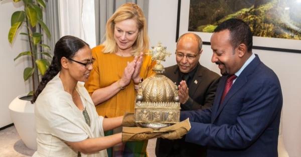 Belanda kembalikan mahkota kuno Ethiopia diwakili Perdana Menteri Ethiopia Abiy Ahmed (Foto: Twitter @SigridKaag)
