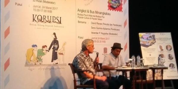 Peter Carey dan JJ Rizal dalam acara bedah buku Korupsi dalam Silang Sejarah Indonesia.