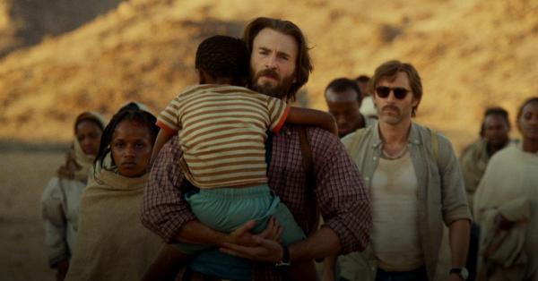 Adegan Ari Levinson (diperankan Chris Evans) usai meloloskan para pengungsi Yahudi dari genosida menuju kamp pengungsian di perbatasan Ethiopia/Sudan (Foto: bronstudios.com)