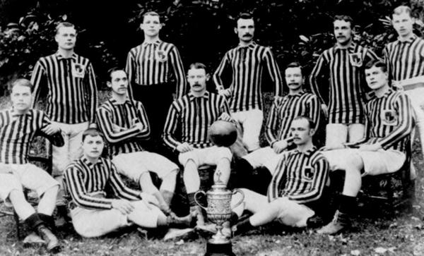 Aston Villa dengan trofi FA Cup musim 1886-1887. (fa-cupfinals.co.uk).
