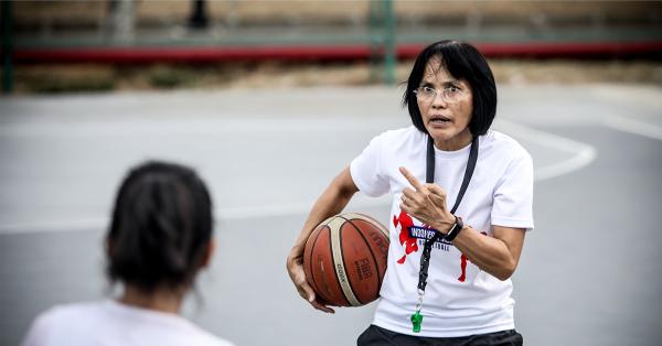 Gaya melatih Julisa M. Rastafari keras, semata untuk kebaikan anak-anak asuhnya (Foto: Fernando Randy/HISTORIA)