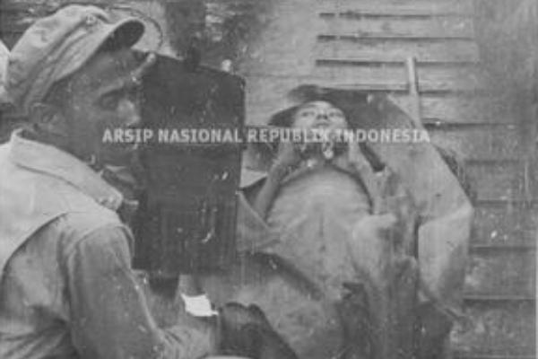 Letnan dr. Roebiono Kertopati merawat tawanan Jepang dan membawanya dalam patroli. (ANRI).