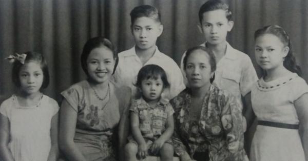 R.A. Tuti Marini Puspowardojo bersama putra dan putrinya. BJ Habibie (berdiri, kedua dari kanan). (Repro Ibu Indonesia dalam Kenangan).