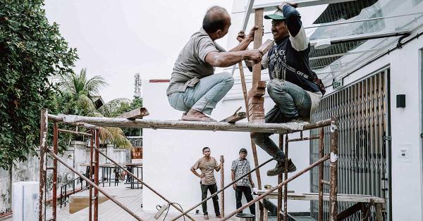 Sejumlah pekerja saat merapikan bagian atap M Bloc. (Fernando Randy/Historia).