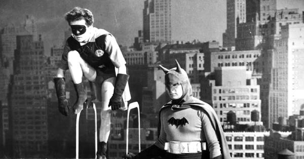 Film pertama Batman rilis pada 1943 dan aktor pertamanya Lewis Gilbert Wilson (kanan). (ReproThe Batman Filmography)