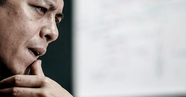 Ariel tampak serius menyimak hasil tes DNA miliknya. (Fernando Randy/Historia).