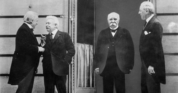 Presiden Amerika Thomas Woodrow Wilson (kanan) di Paris Peace Conference, April 1919. (Library of Congress).